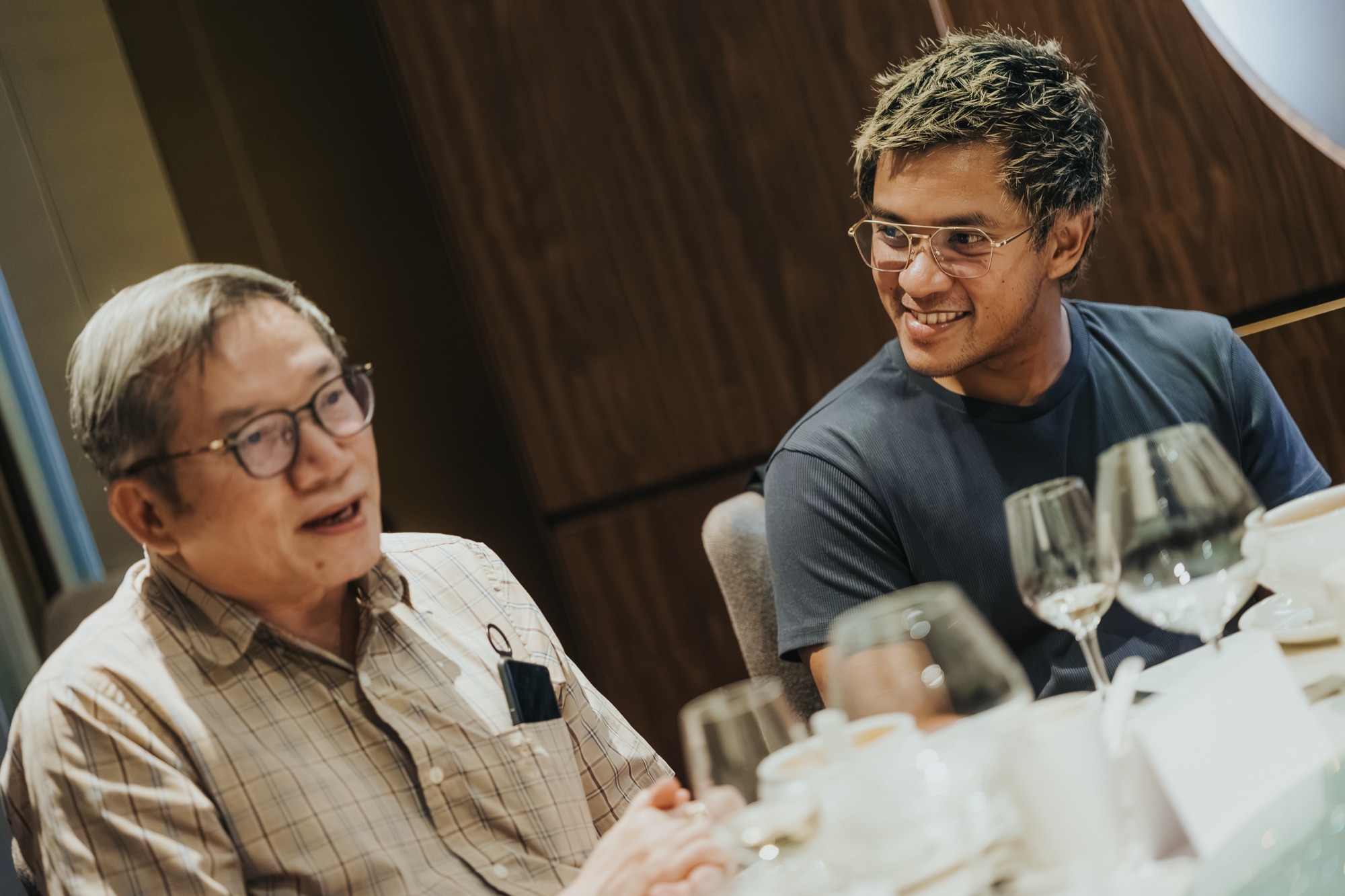 Two guests in conversation at the table.